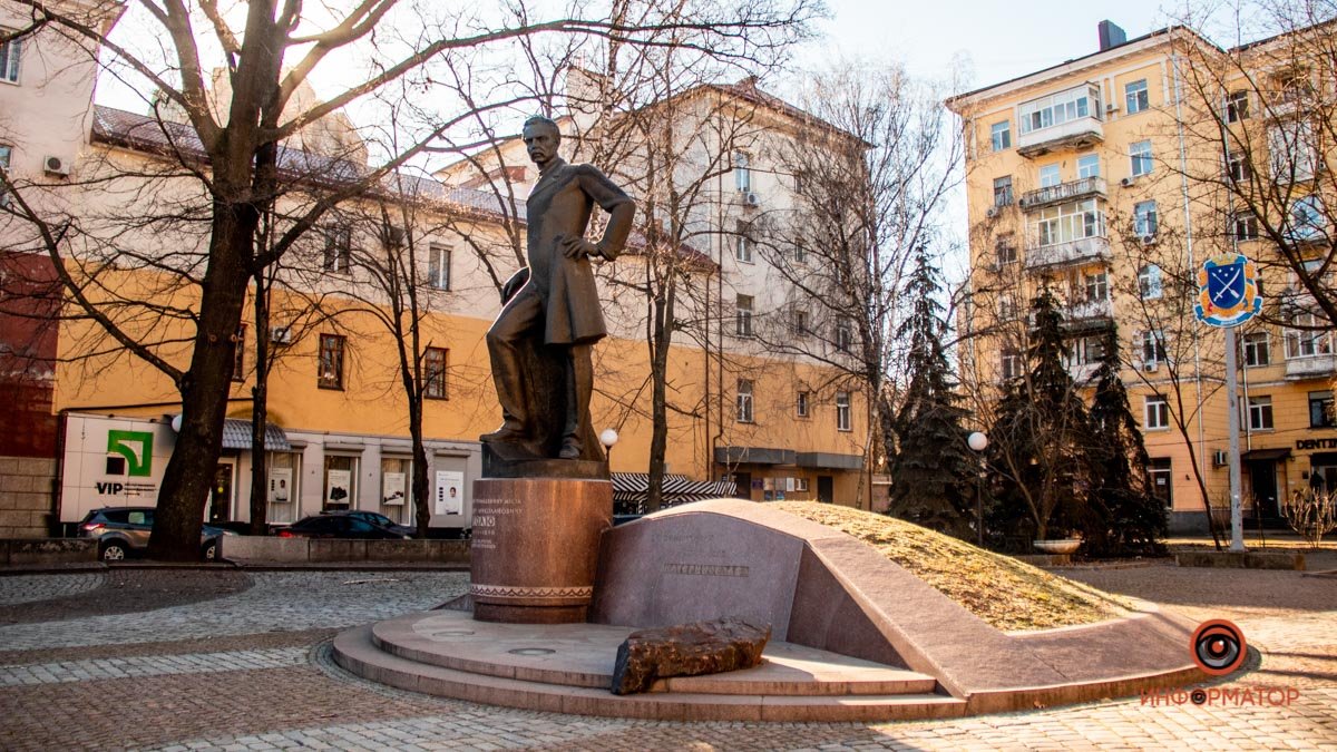 По тонким линиям событий: как в Днепре выглядит памятник Александру Полю
