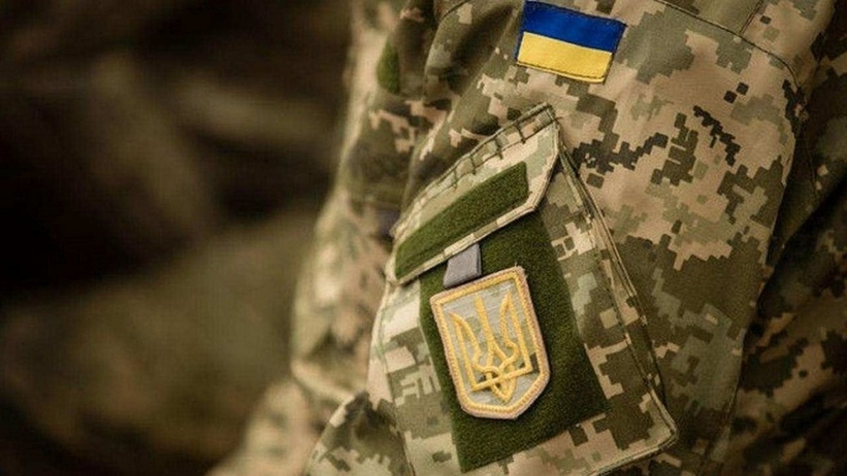 Зеленский: "На территории Украины вводим военное положение"