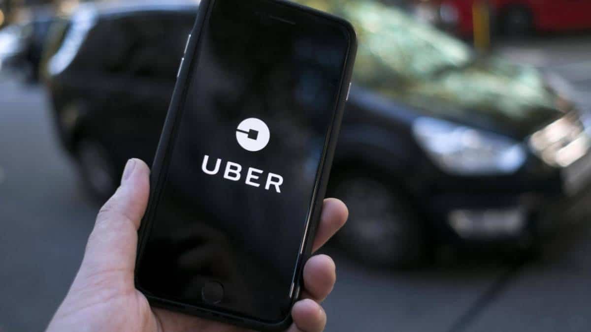 В нескольких областях Украины перестали работать службы такси Uber и Bolt