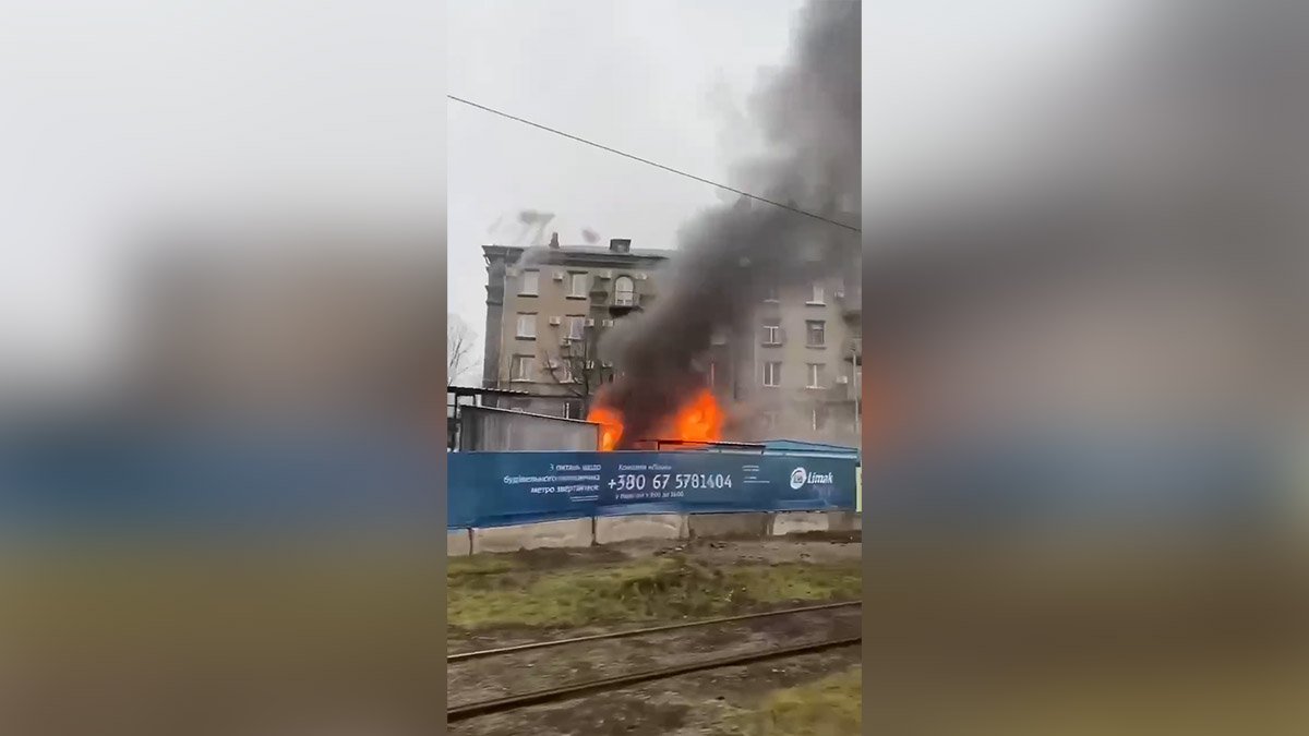 Без паники: в центре Днепра горел вагончик на стройке метро