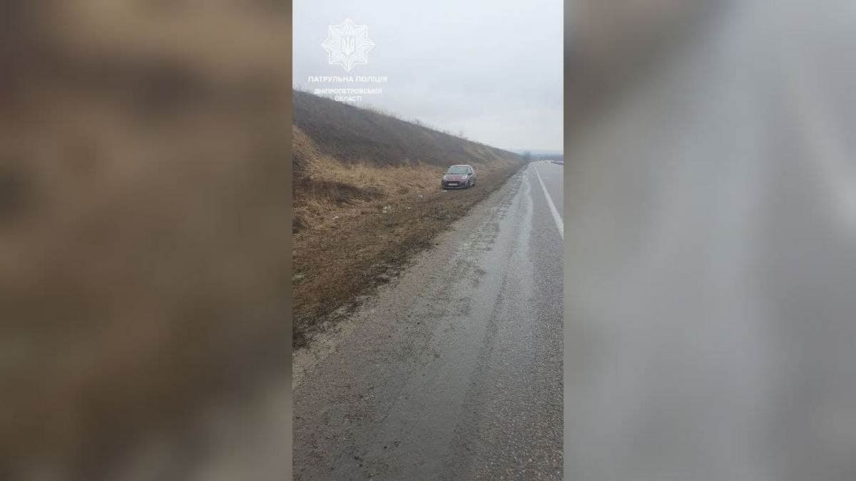 В Днепропетровской области угнали Peugeot и бросили его у обочины: подробности от полиции