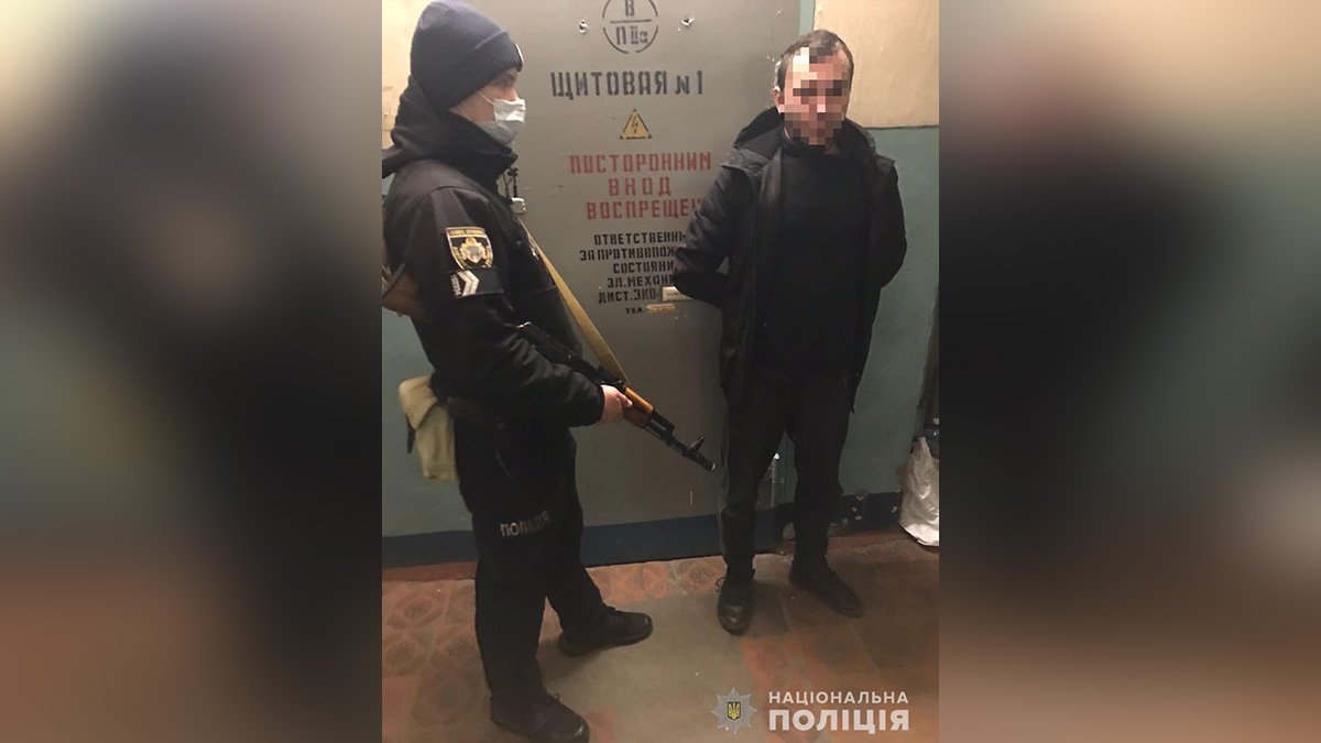 Взломали магазин сладостей: в Днепре на станции метро «Вокзальная» задержали двоих «мародеров»