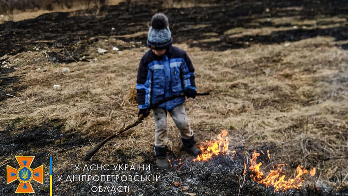 Мечтает стать спасателем: в Днепропетровской области 4-летний мальчик помогал тушить пожар