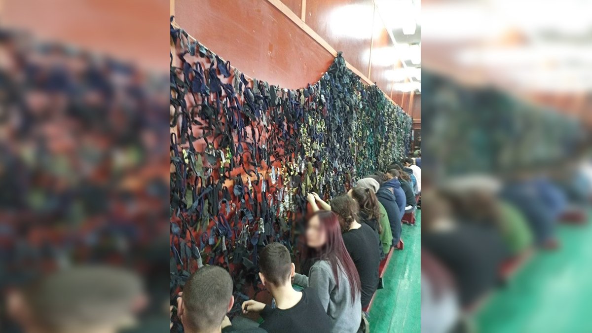 В Днепре волонтеры плетут маскировочные сети для военных