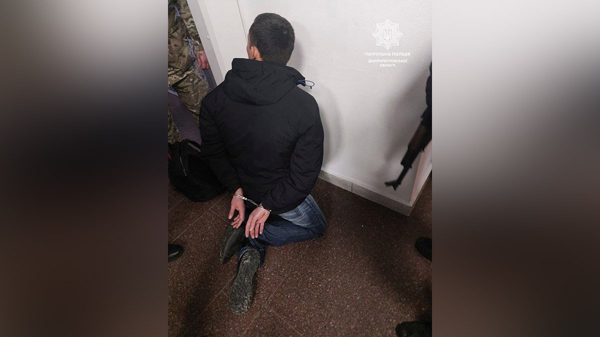 В центре Днепра задержали мужчину, который фотографировал здания и передавал информацию врагам