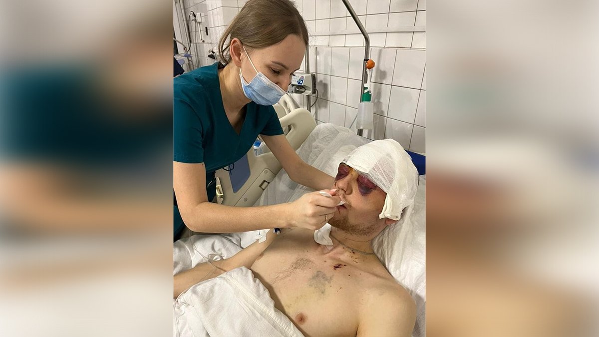 В больнице Мечникова спасают раненного парня из Харькова