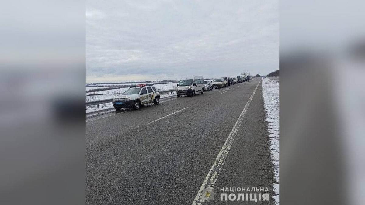 Полицейские из Днепропетровской области вывезли из Харькова 180 человек