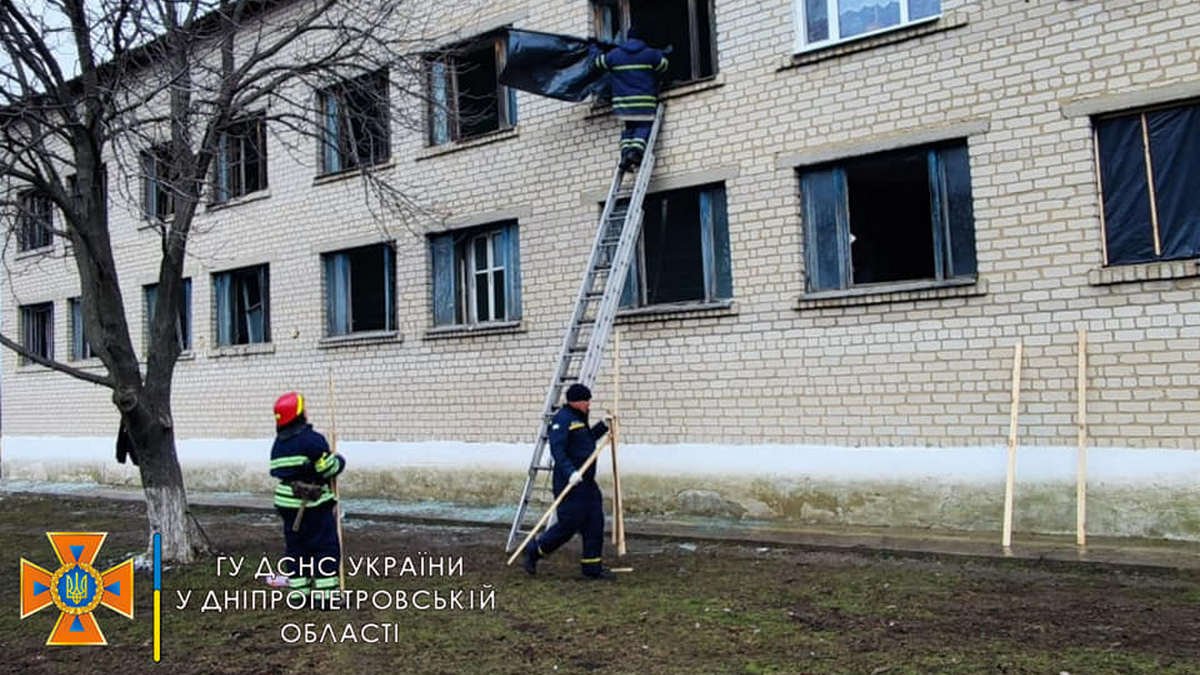 В Днепропетровской области приводят в порядок школу, возле которой упала ракета