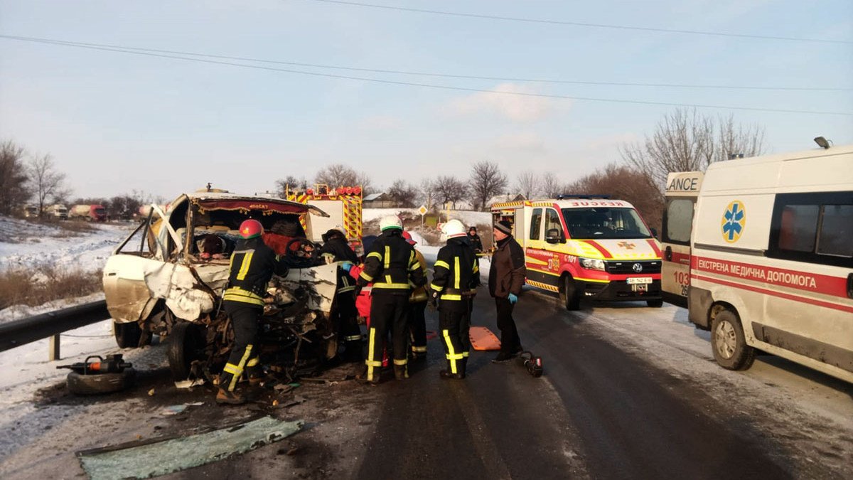 На трассе в Днепропетровской области столкнулись ГАЗ и автобус с пассажирами: погибла женщина