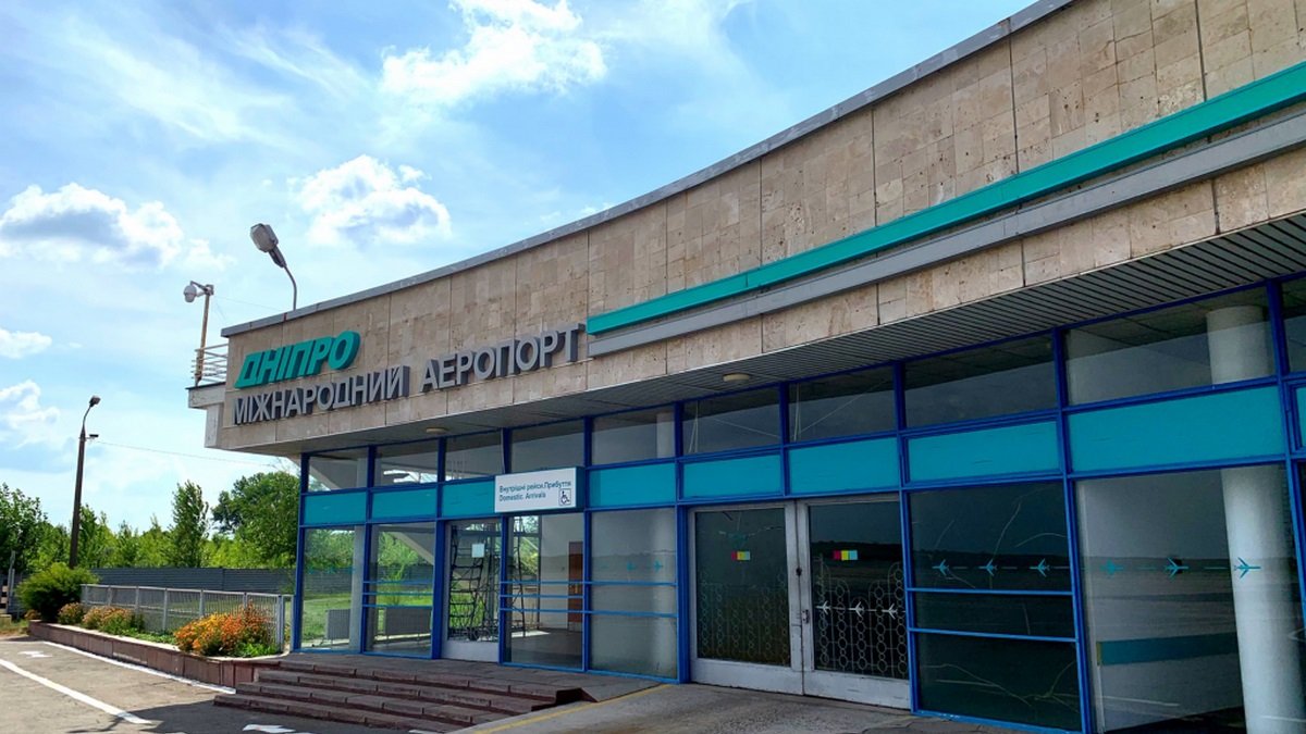 Авиаудар по аэропорту Днепра: ранен один человек, начали расследование