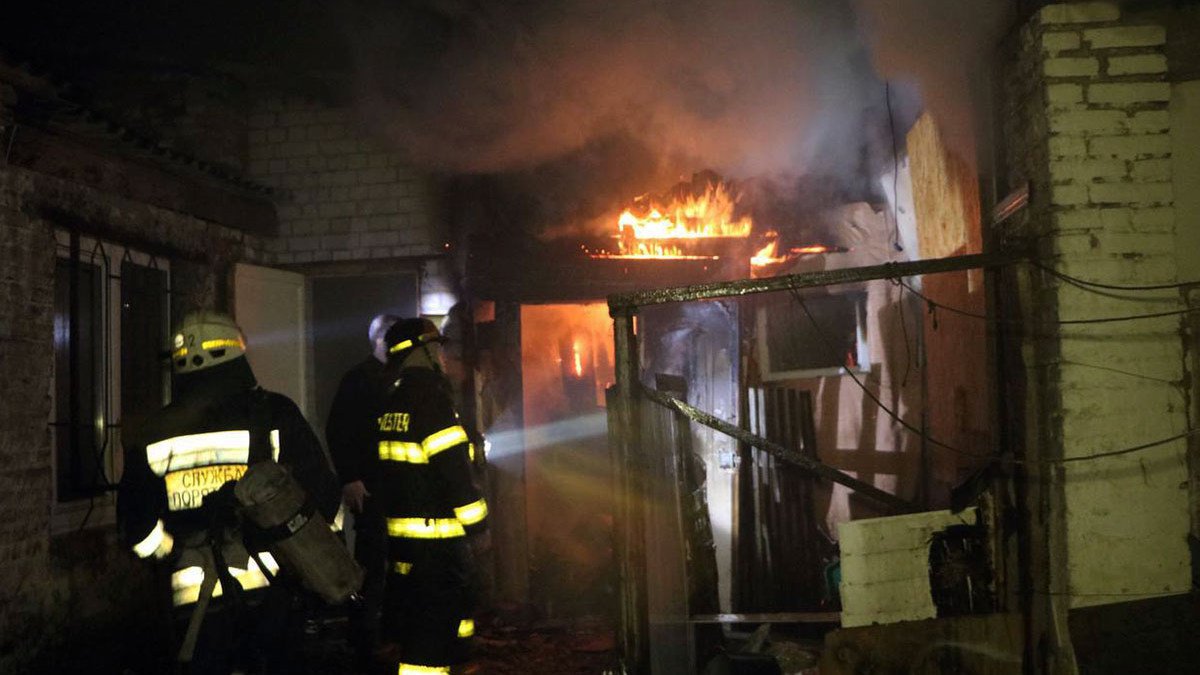 В Днепре на Троицкой горела пристройка дома: погиб мужчина