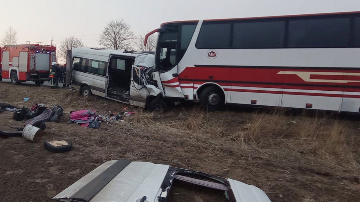 Микроавтобус, который вез переселенцев из Днепра, столкнулся с автобусом: 7 человек погибли, еще 9 пострадали