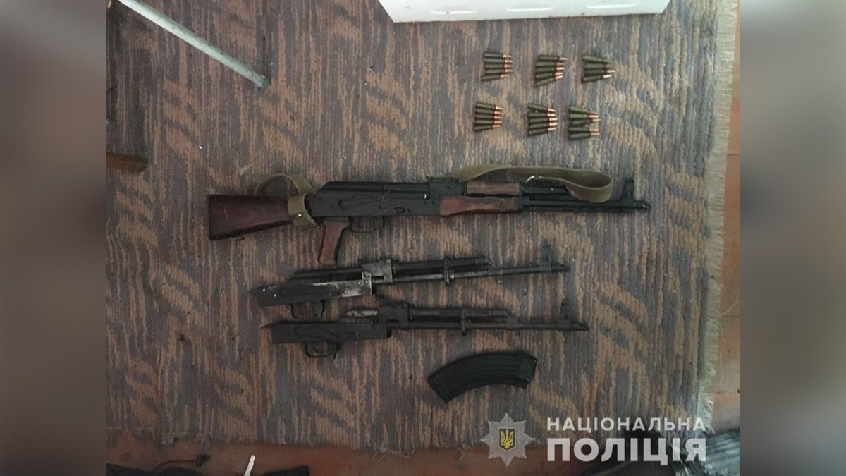 В Днепропетровской области у мужчины нашли взрывчатку, наркотики и автоматы
