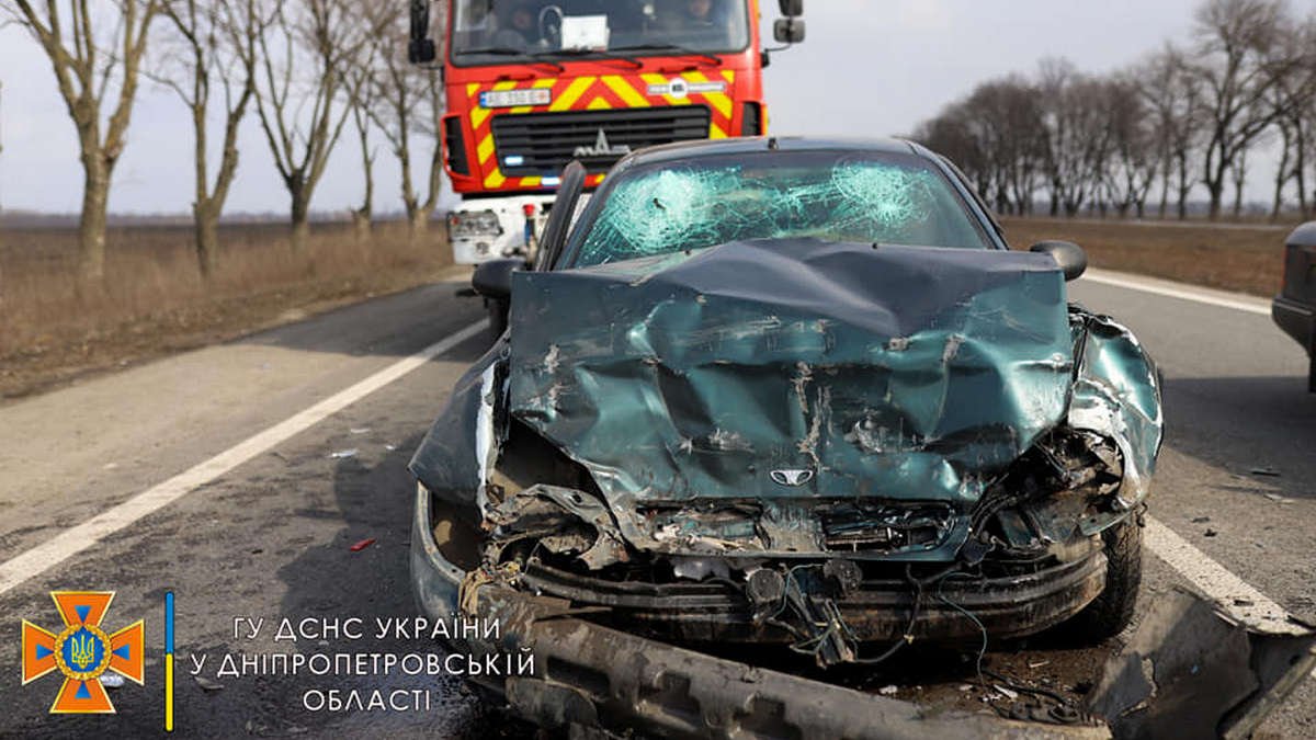 На трассе в Днепропетровской области столкнулись Daewoo, Mazda и Subaru: пострадал мужчина