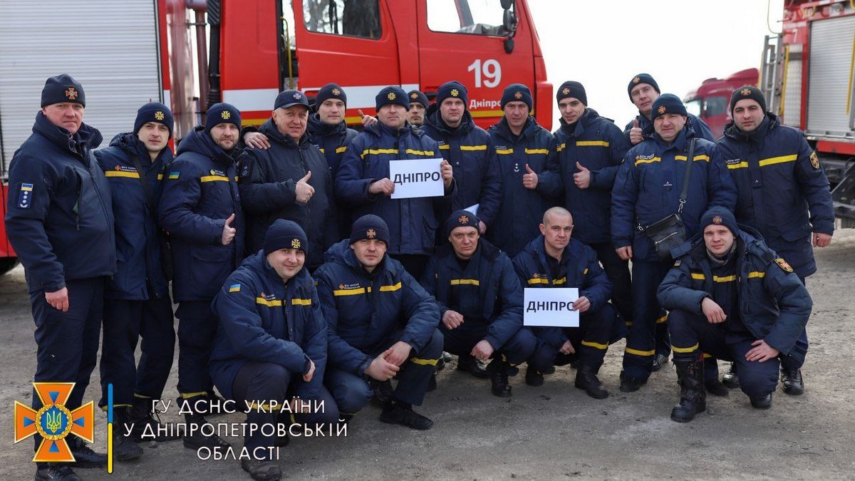Спасатели из Днепра и области помогают ликвидировать последствия обстрелов по Украине
