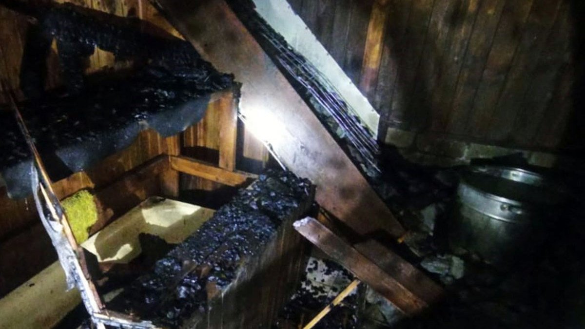 В Днепре на Дементьева горела баня в гаражном кооперативе