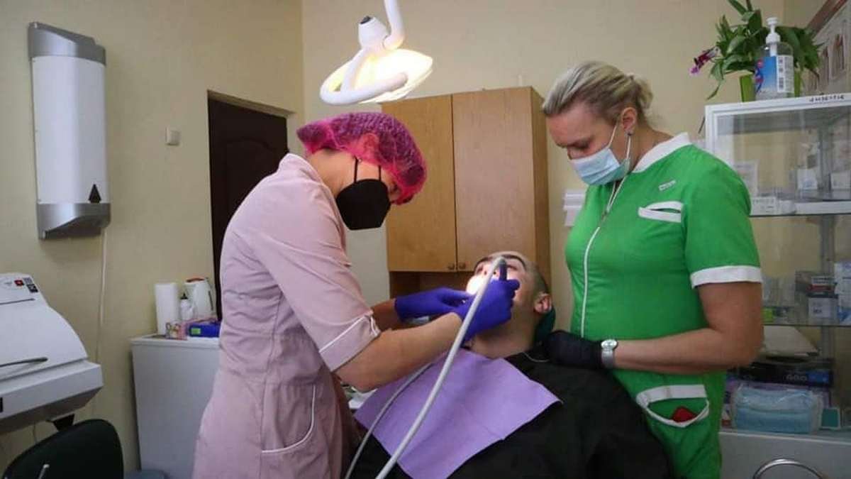 "Я не могла быть в стороне": в Днепре стоматолог бесплатно лечит зубы бойцам
