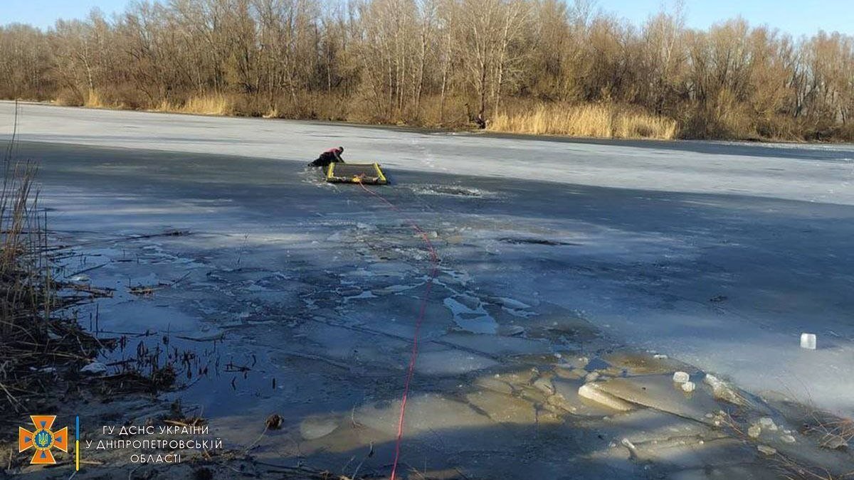 В Днепре на Красном Камне двое мужчин провалились под лед: один из них утонул