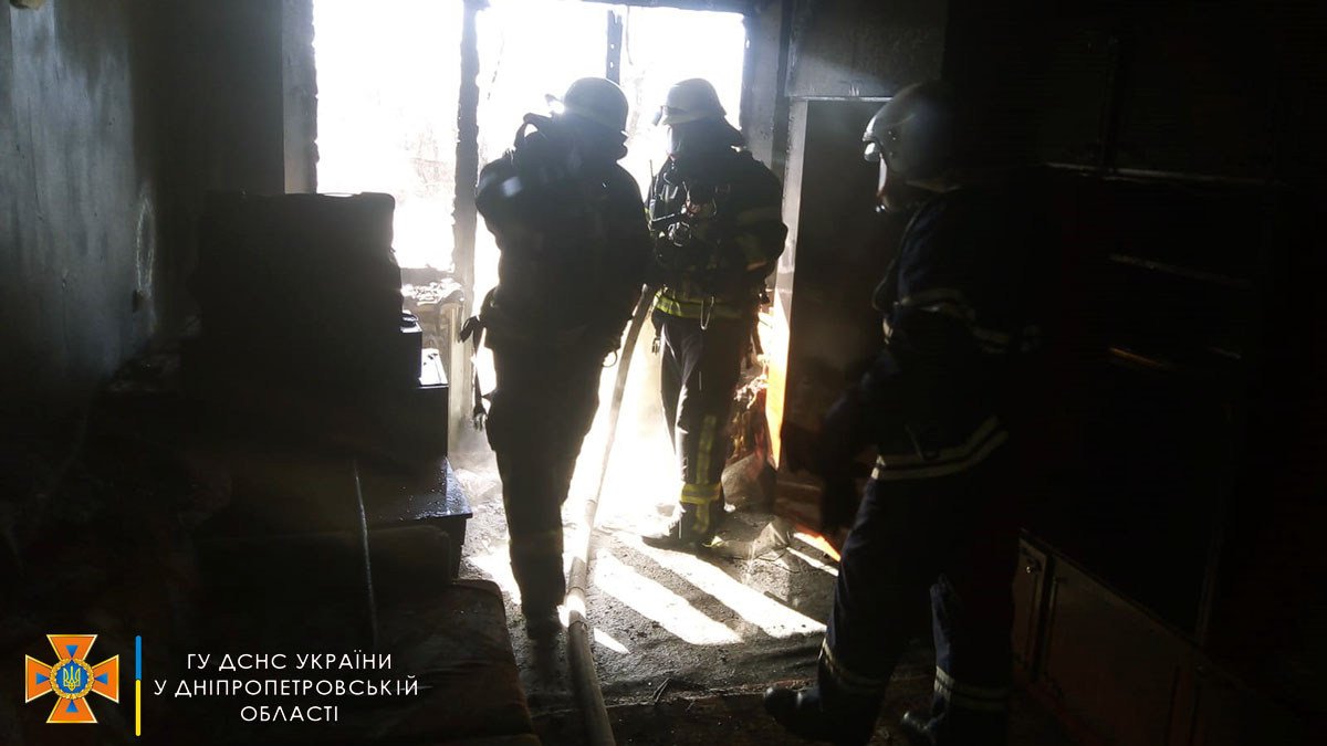 В Днепропетровской области горел дом: спасли 2 детей и вывели 8 человек