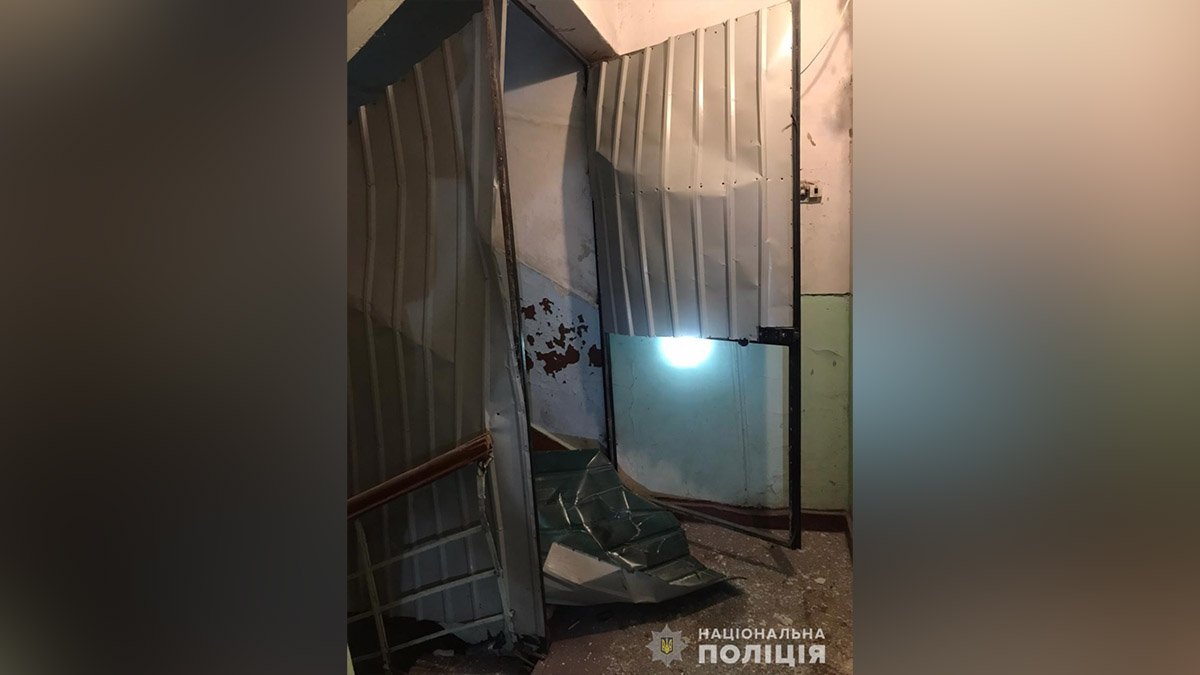 Взрыв в подъезде многоэтажки в Никополе: полиция задержала двоих мужчин