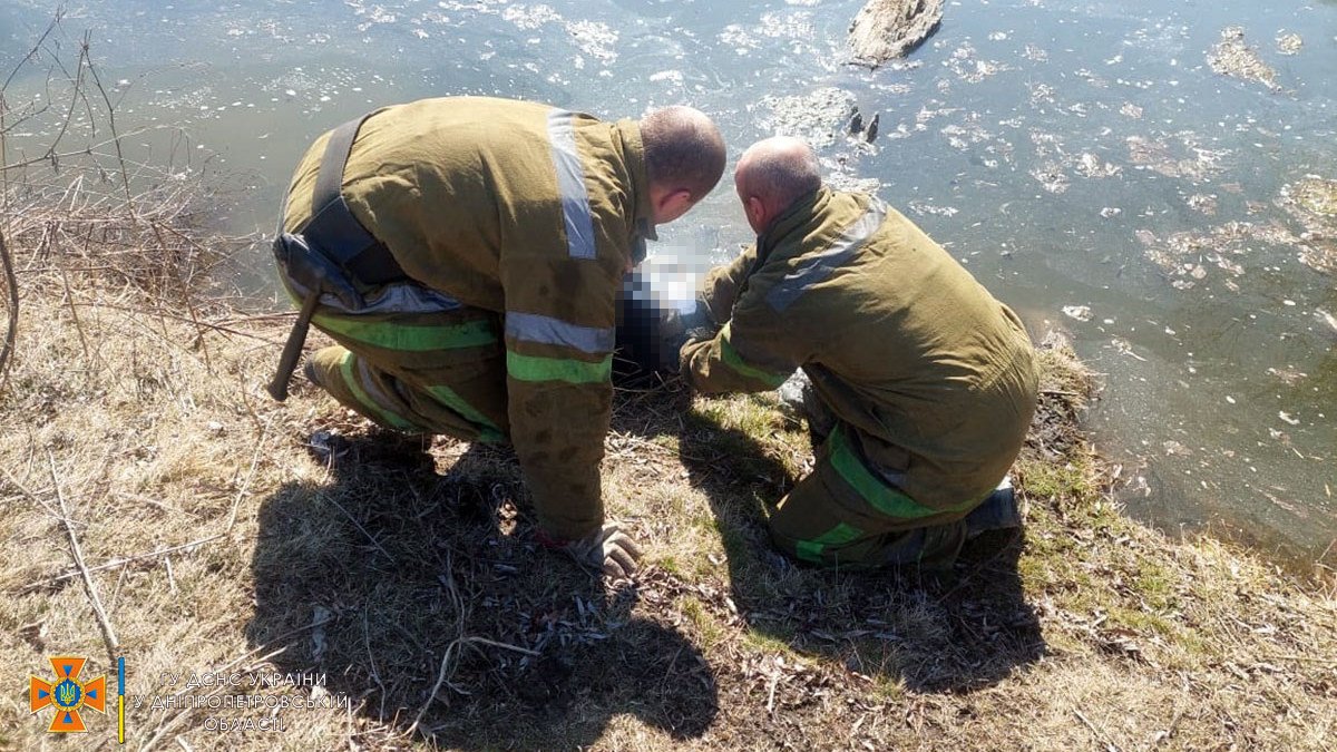 В Днепропетровской области из водоема достали тело женщины