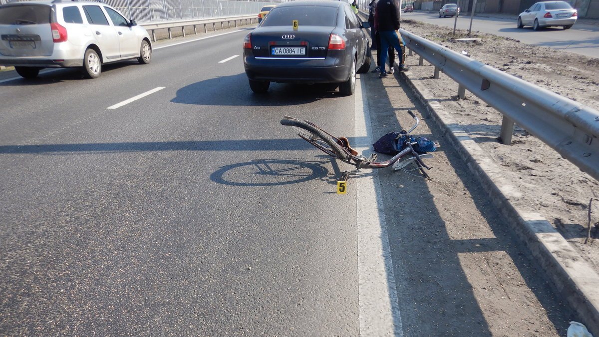 На выезде из Днепра Audi насмерть сбил женщину с велосипедом: нужна помощь в опознании