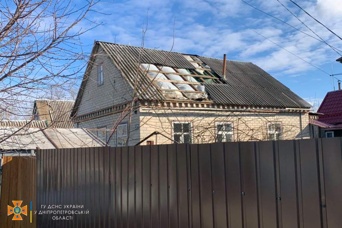 В Днепропетровской области ветер снес шифер с крыш нескольких частных домов