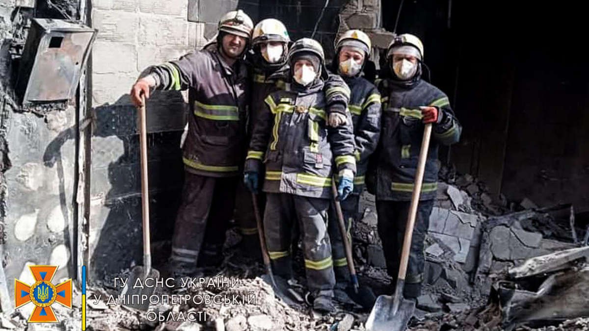 Спасатели Днепропетровской области помогают разбирать завалы в Харькове