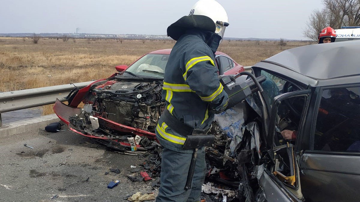 В Днепропетровской области столкнулись Mazda и Opel: погиб мужчина