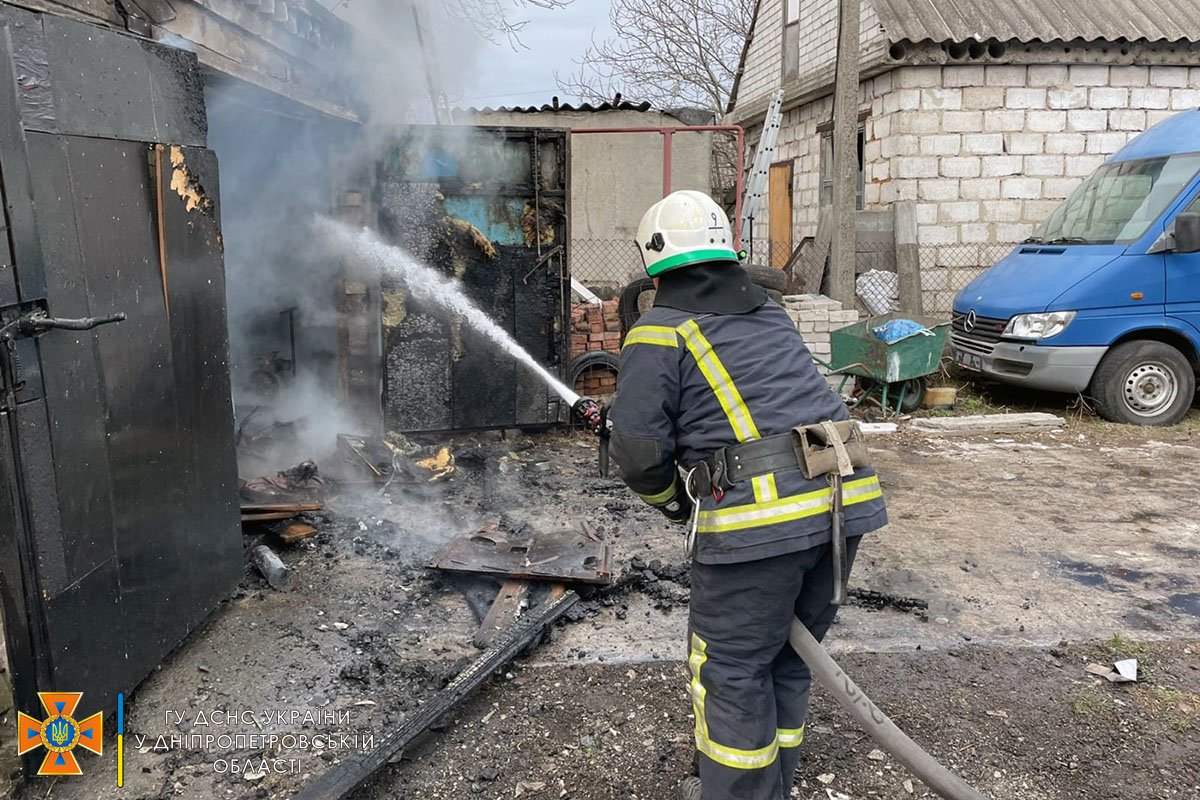 В Днепропетровской области горел гараж: пострадал мужчина