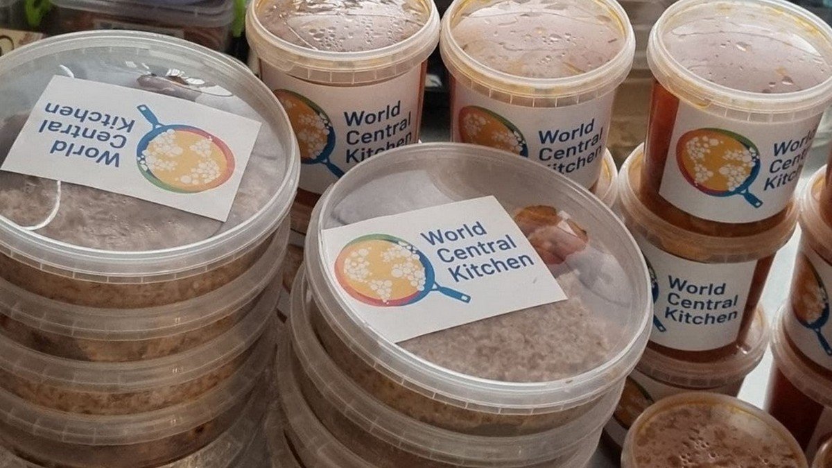 Благодаря поддержке фонда World Central Kitchen наладили питание пересенцев в Днепре и Каменском, а также в горячих точках