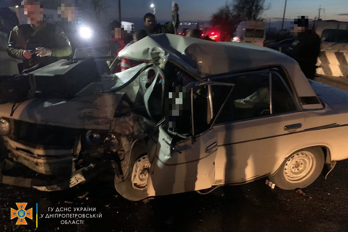 В Днепропетровской области на трассе ВАЗ врезался в железобетонное ограждение: водитель погиб