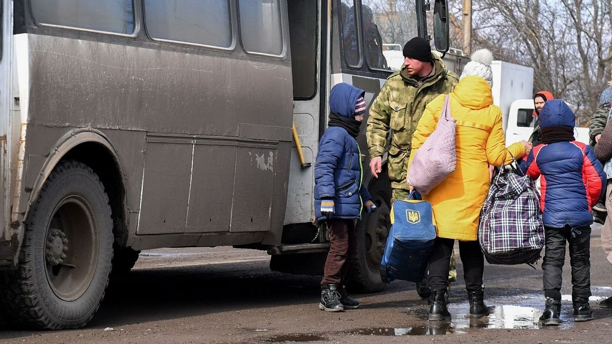 В Днепропетровской области полицейские офицеры помогают эвакуировать людей из зон боевых действий