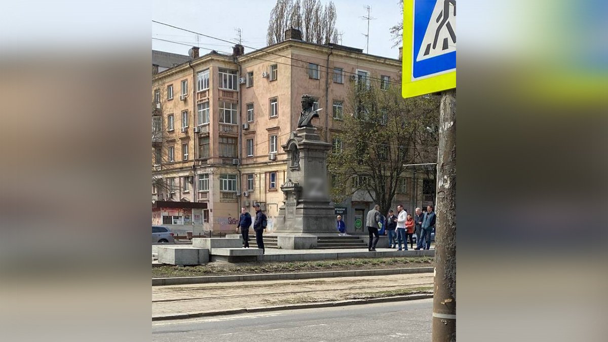 В Днепре нарисовали символику оккупантов на памятнике Пушкину