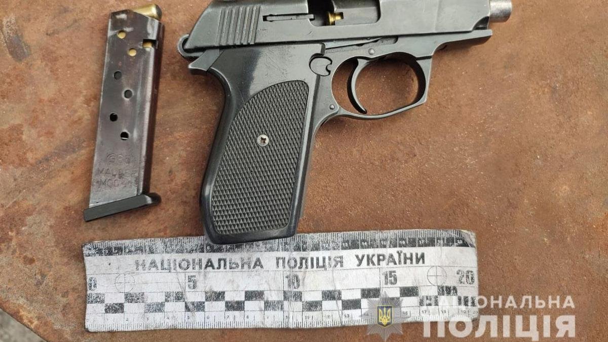 В Днепропетровской области задержали мужчину, который стрелял в женщину и ранил собаку из травматического пистолета