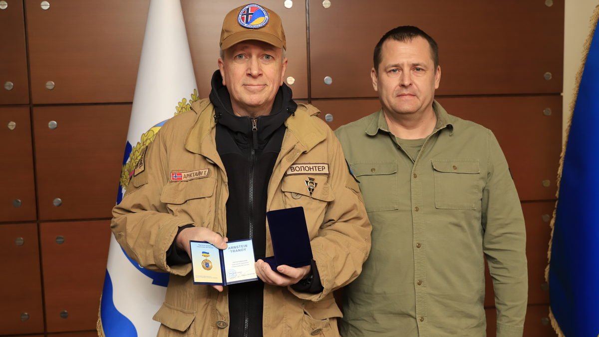 Норвежский волонтер, который 8 лет помогает украинским бойцам, получил от мэра Днепра Филатова почетную награду