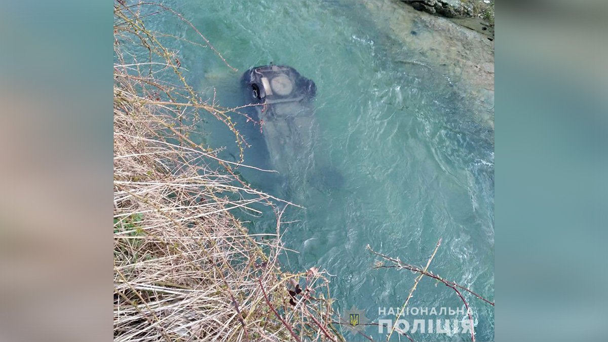 Lada слетела в реку: в ДТП погиб 25-летний житель Днепропетровской области