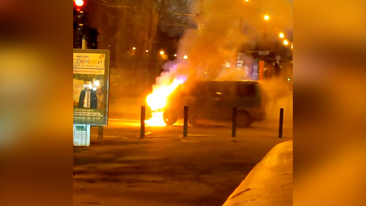 В Днепре на перекрестке Яворницкого и Липинского горит микроавтобус: видео момента