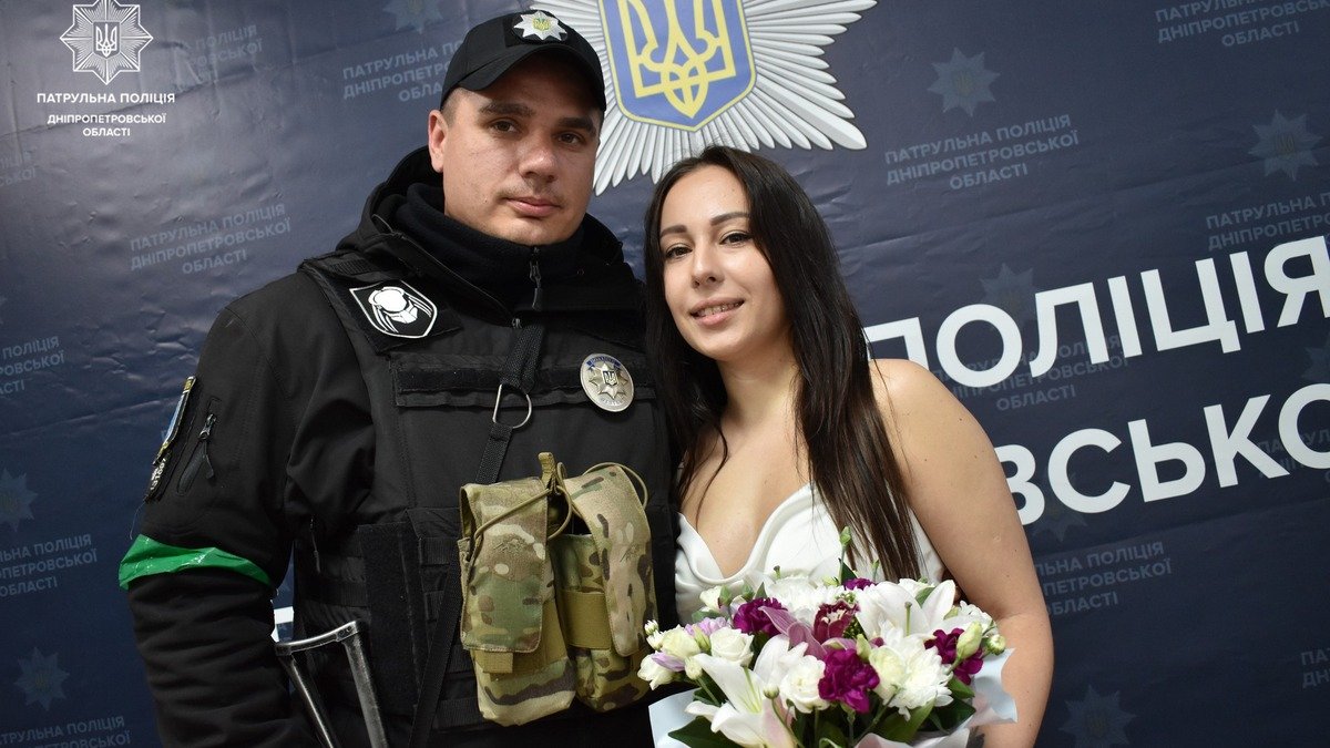 Чувства сильнее войны: в Днепре полицейский женился на своей любимой