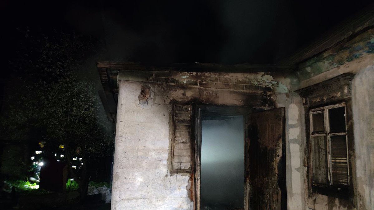 В Днепре в Ингульском переулке горел дом: погиб мужчина