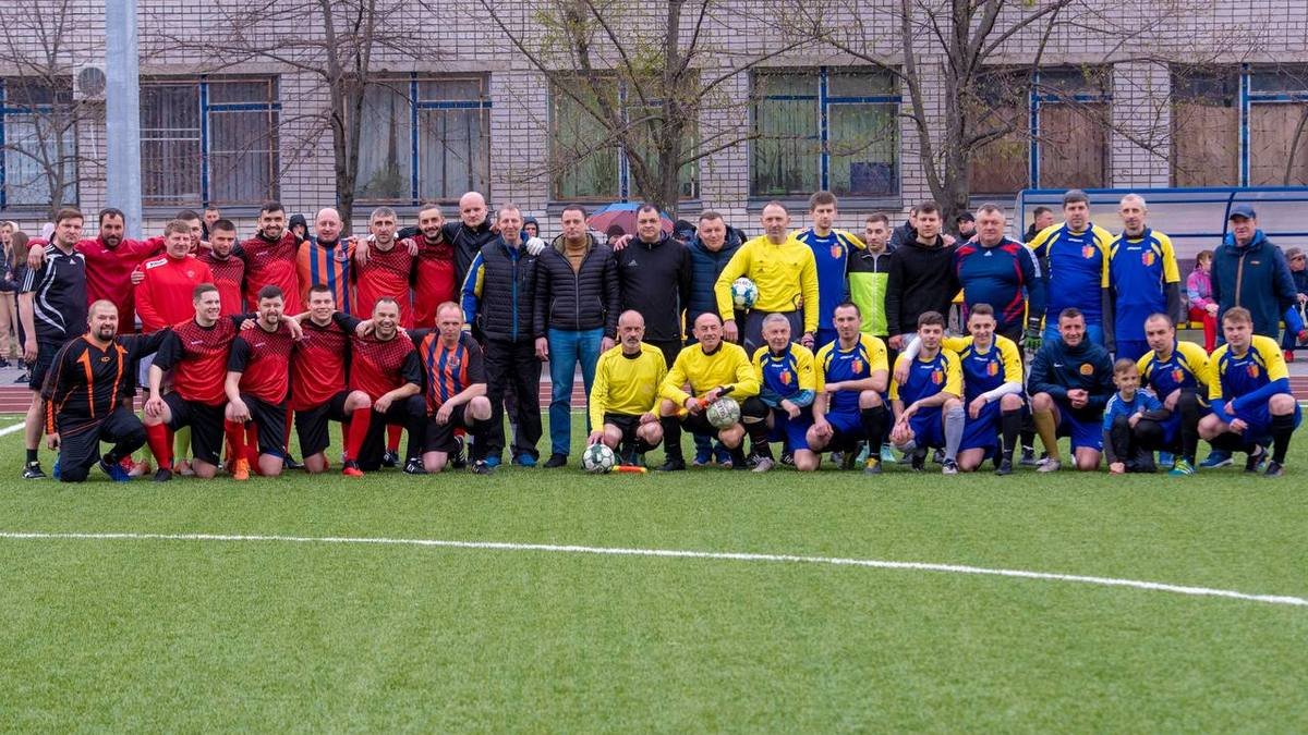 В Каменском прошел благотворительный футбольный матч между сборными Каменского и Северодонецка
