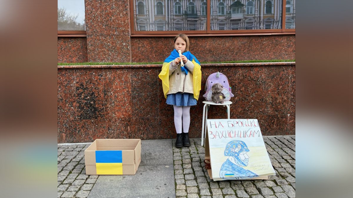 В центре Днепра маленькая девочка играла на блокфлейте, чтобы собрать деньги на бронежилеты для бойцов