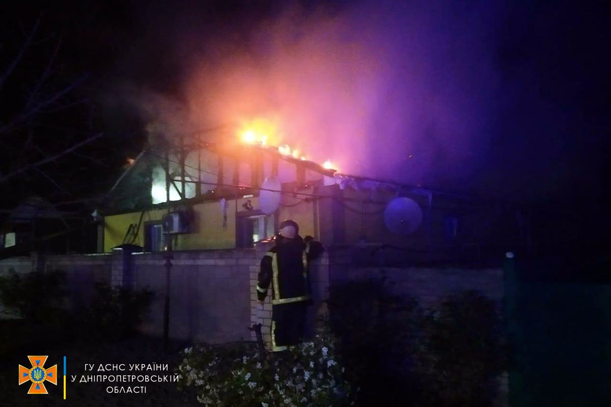 В Каменском горел одноэтажный жилой дом