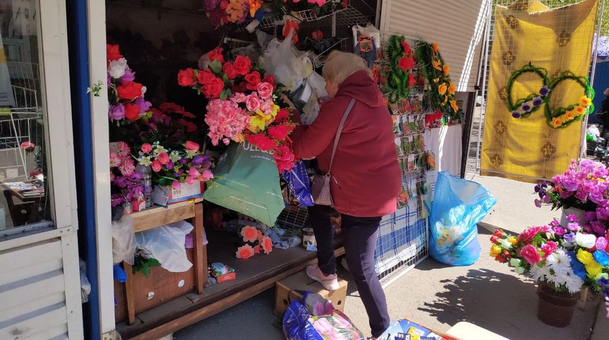 В Днепре проводятся рейды по незаконной уличной торговле искусственными цветами