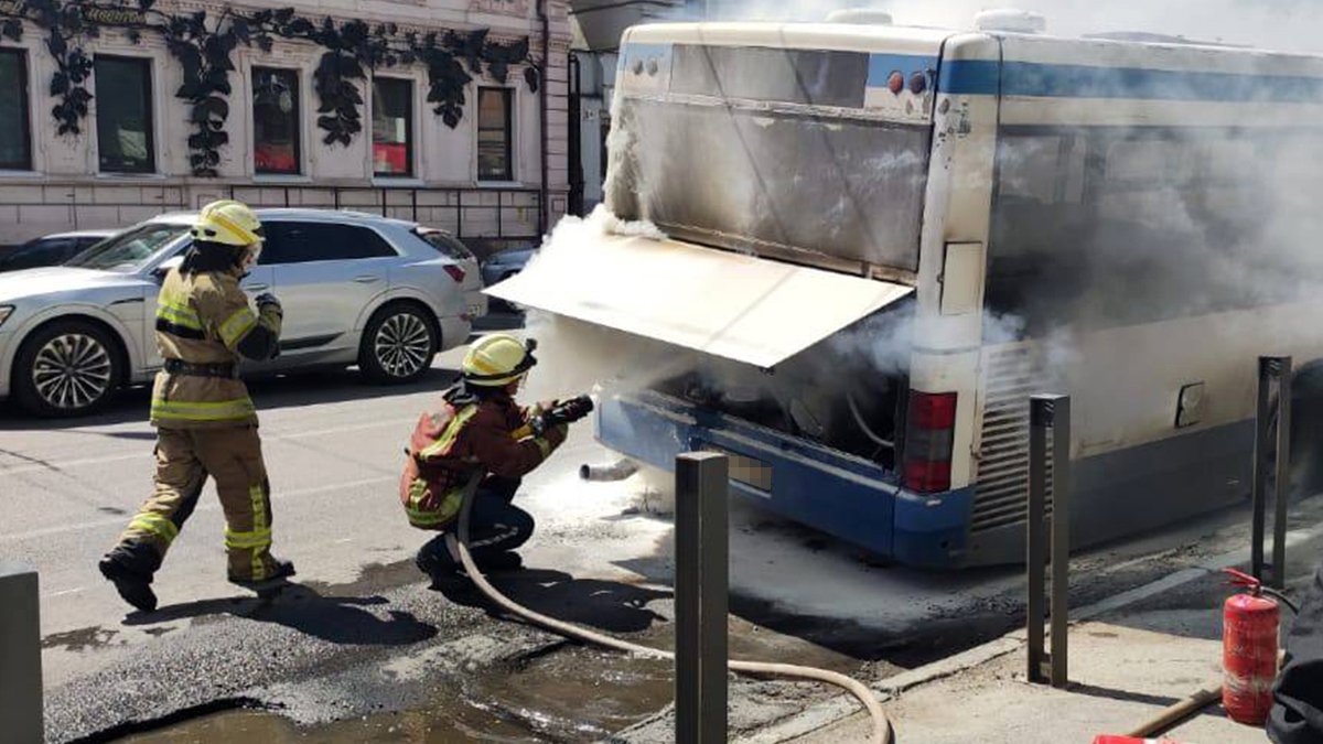 В центре Днепра загорелся автобус с пассажирами
