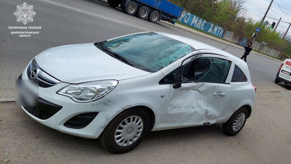 В Днепре на проезде Гальченко МАЗ столкнулся с Opel и въехал в шиномонтаж