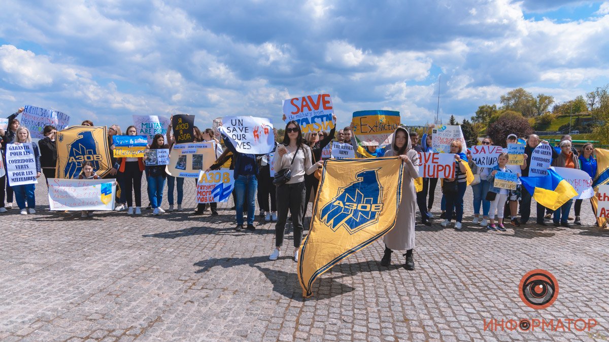 В центре Днепра собрались люди из разных уголков Украины, чтобы поддержать Мариуполь