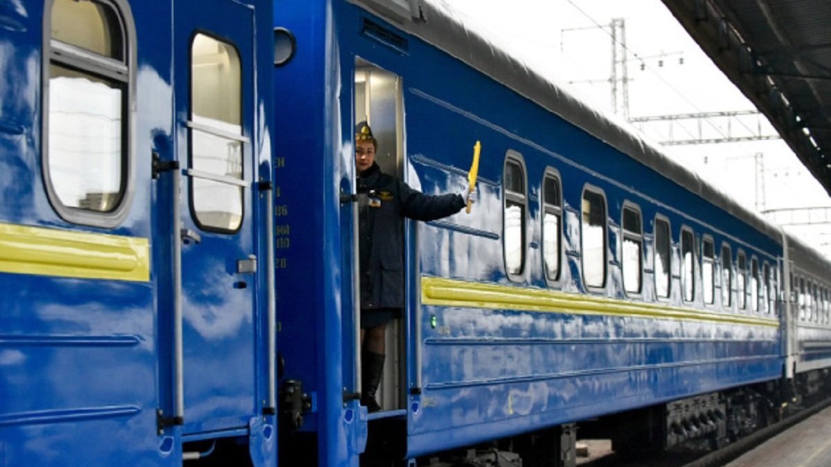 Из-за ударов врага по железной дороге задерживаются поезда через Днепр: список