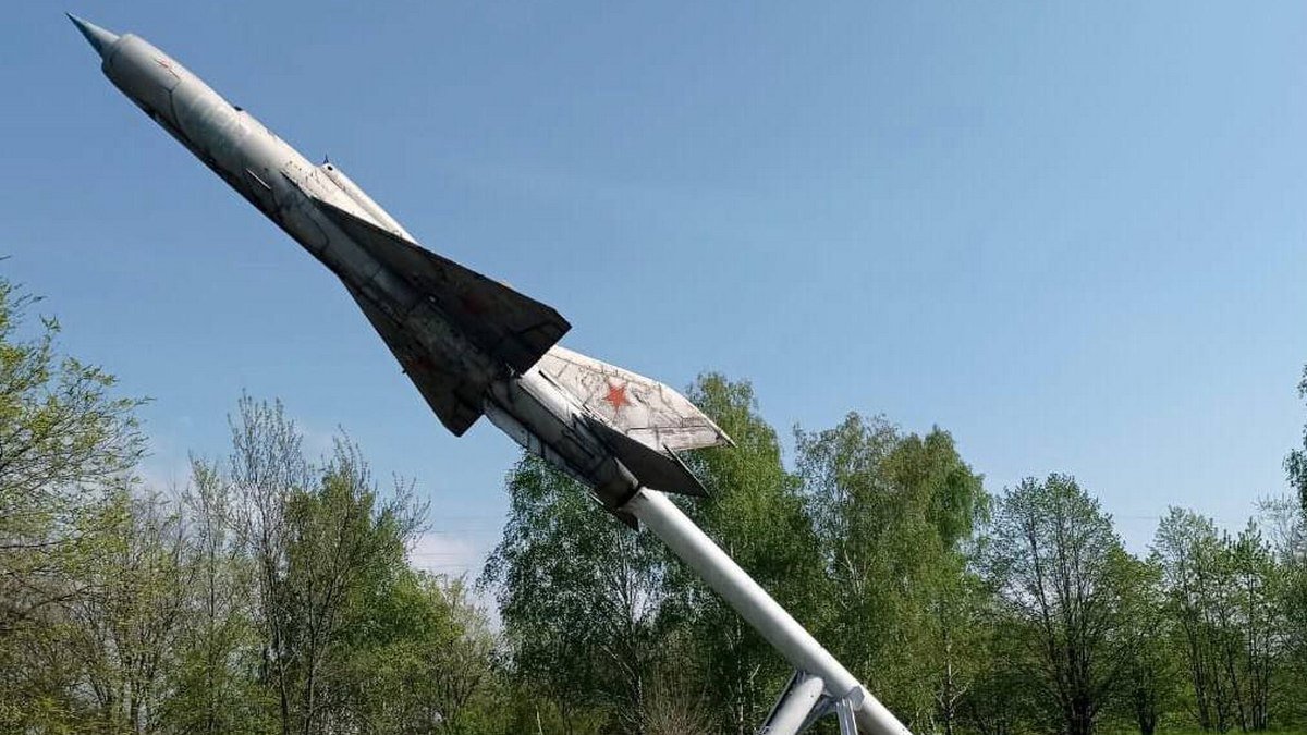 В Днепропетровской области враг пытался "демилитаризировать" памятник советскому самолету