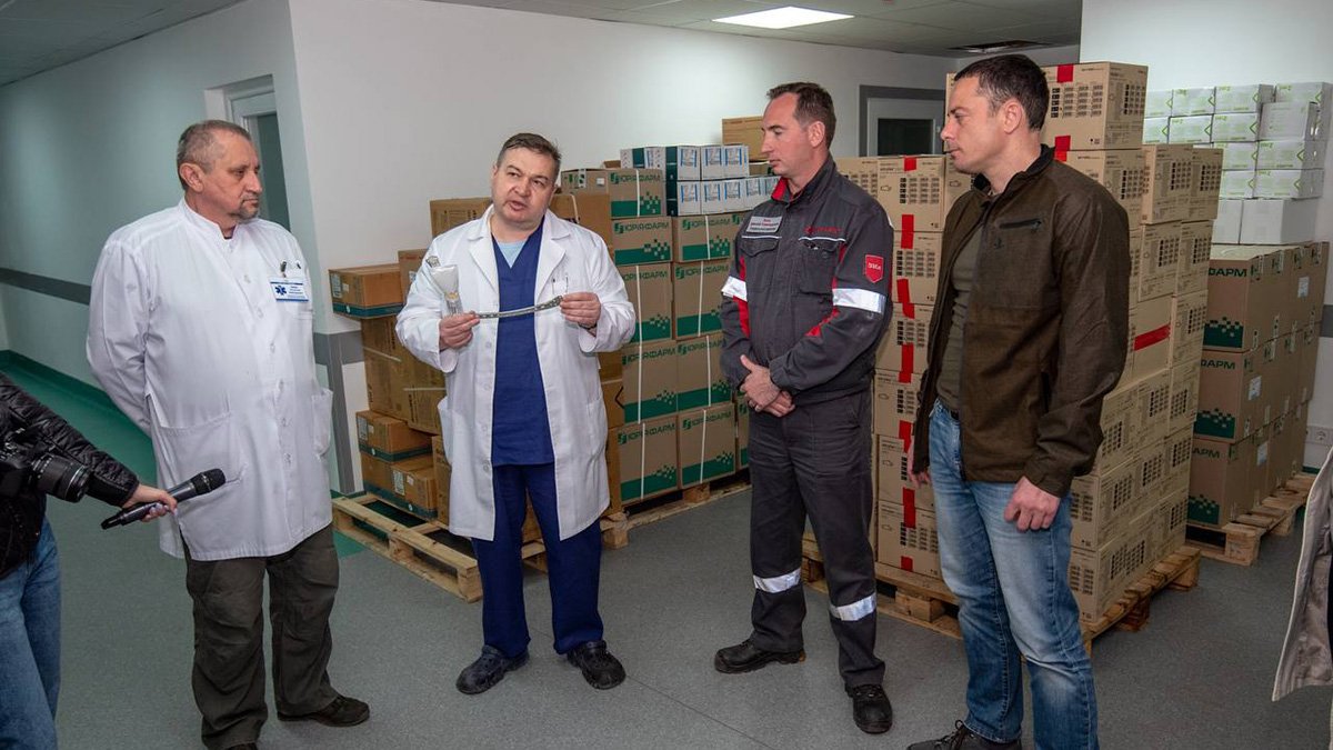 В больницы Каменского передали жизненно необходимые лекарства и медоборудование от "Метинвеста"